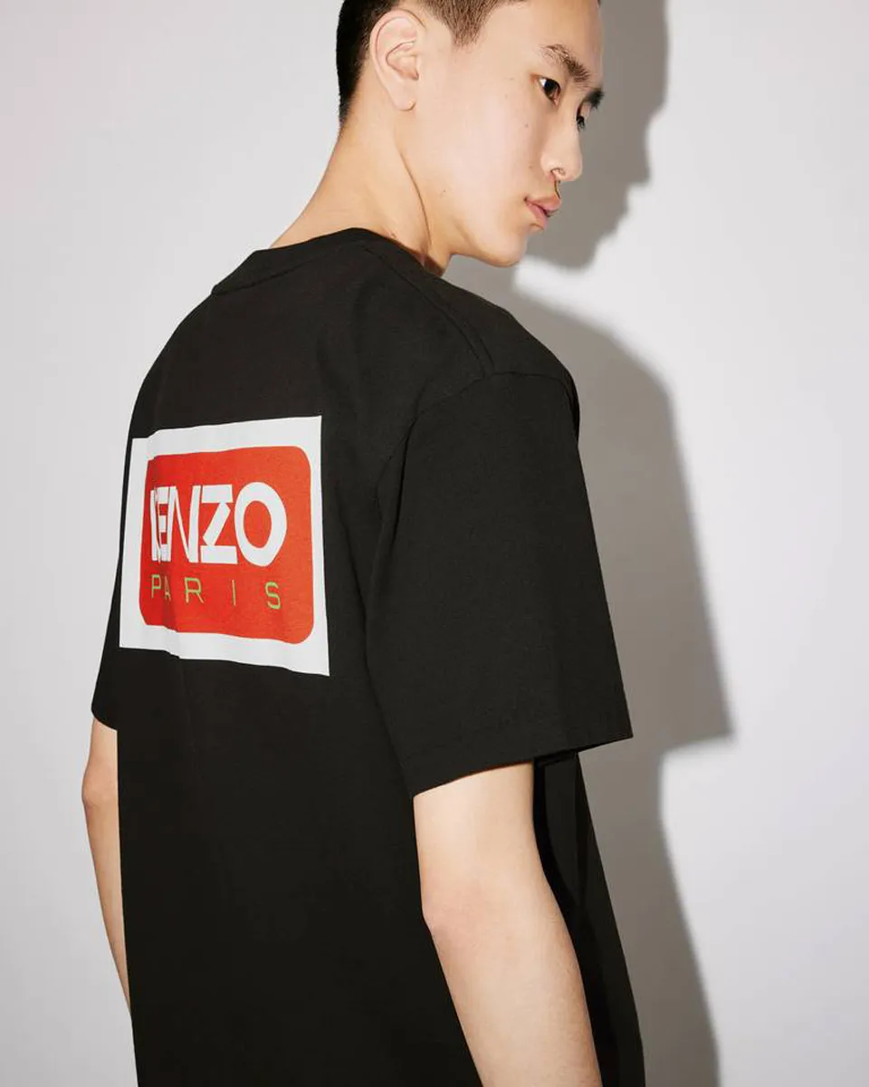 KENZO 23 early autumn new men's and women's Same Style short-sleeved T-shirt is the iconic clothing in KENZOSeries. This season. This clothing has a small KENZO Paris LOGO embroidered patch on the chest. There is a large printed LOGO on the back. It adds street style. Color: Black, Apricot, White, Tibetan Blue, Seagull Gray. Pink Size: M L XL XXL. Three standards: K 63